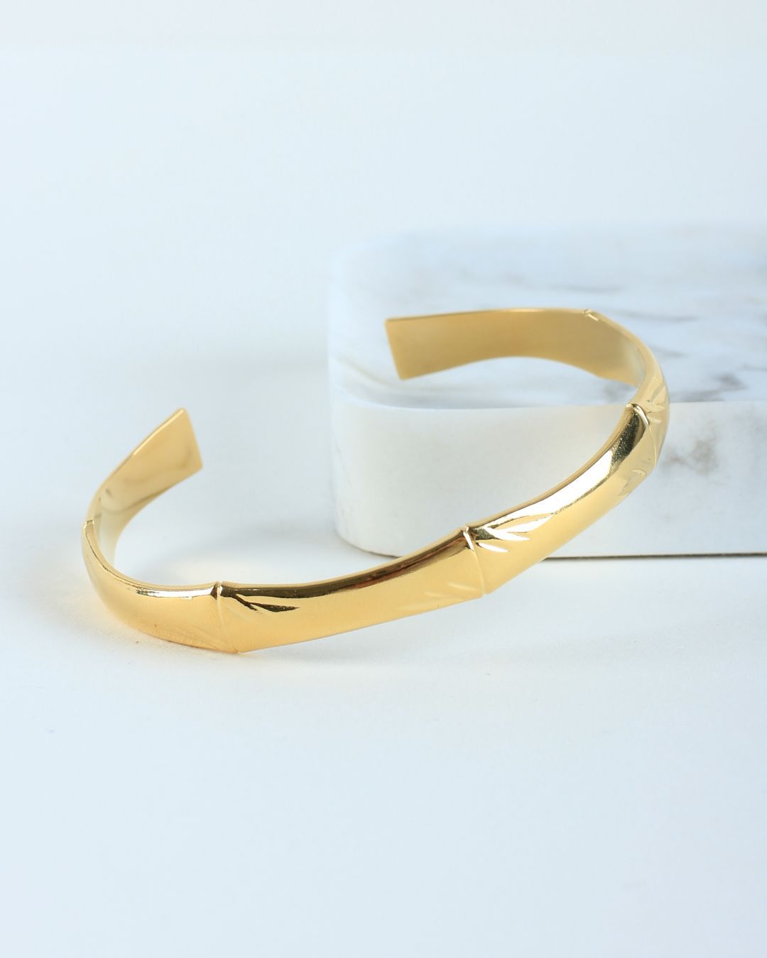 Relief bangle gold